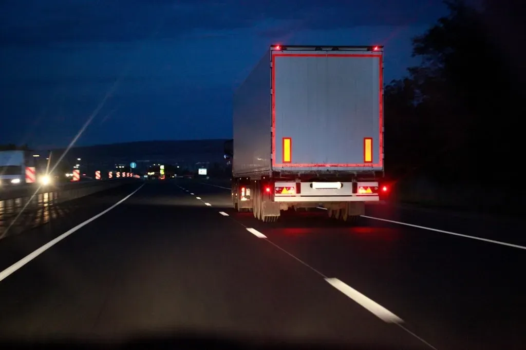 Camión de despacho en carretera de noche